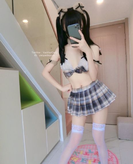 脱了内裤趴着光屁股打视频_超清迅雷电影在线